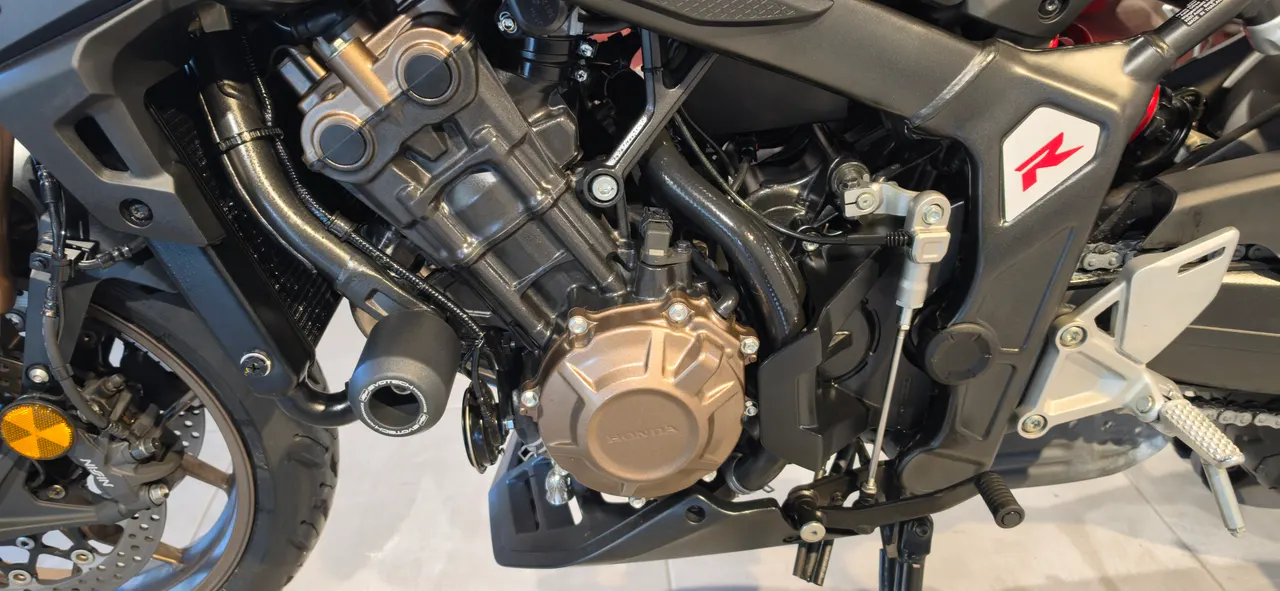 Detalle del motor de una Honda CB650R