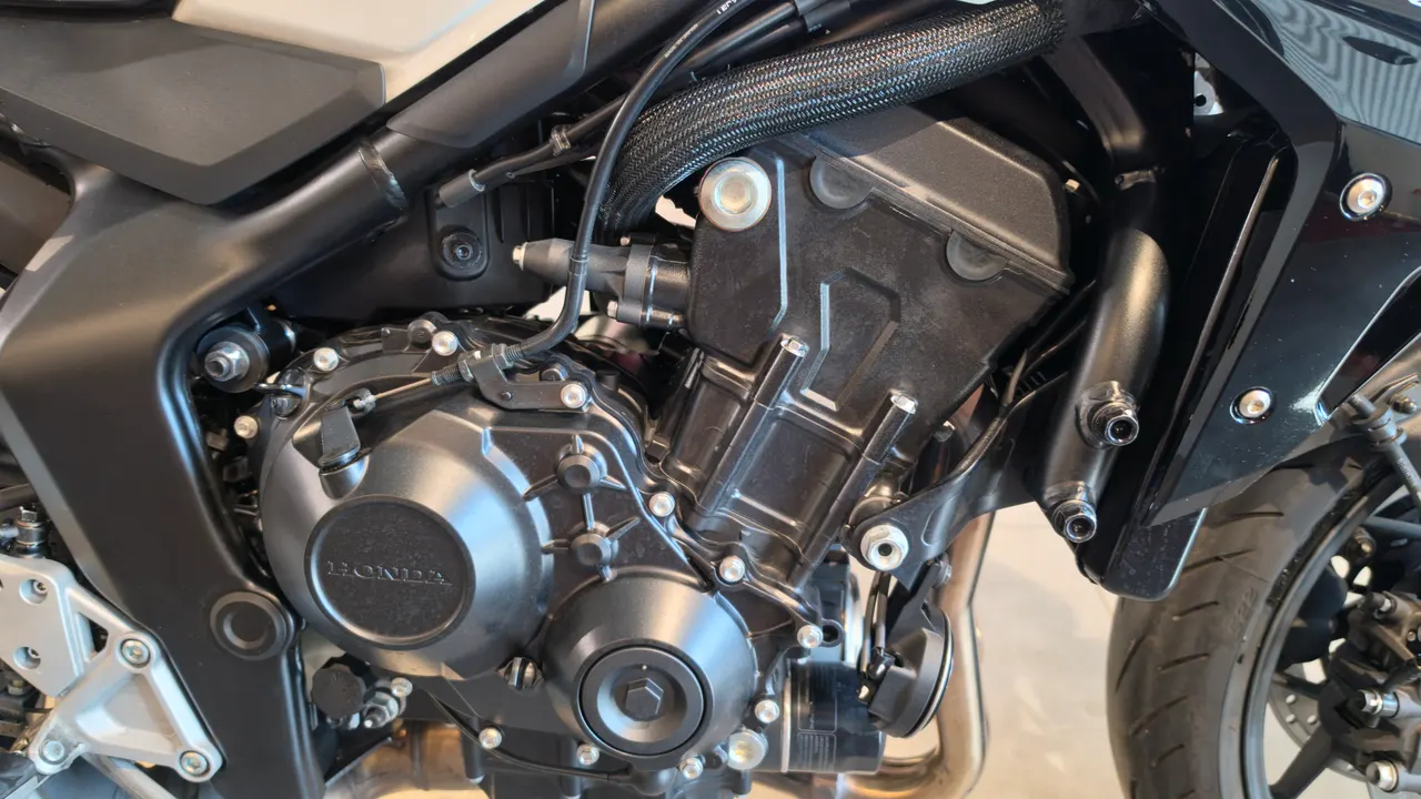 Detalle del motor de una Honda Hornet 1000
