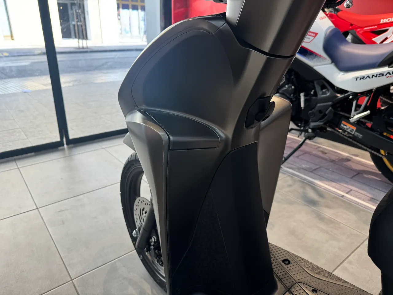 Honda Vision 110 scooter en color marrón mate