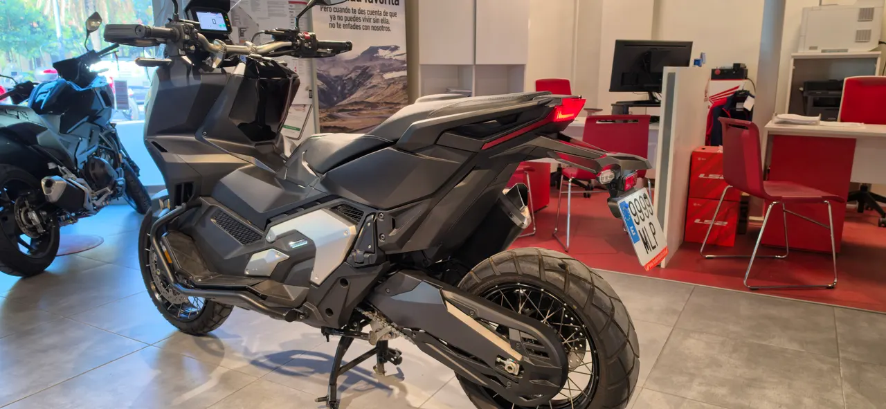 Honda X-ADV negra vista trasera