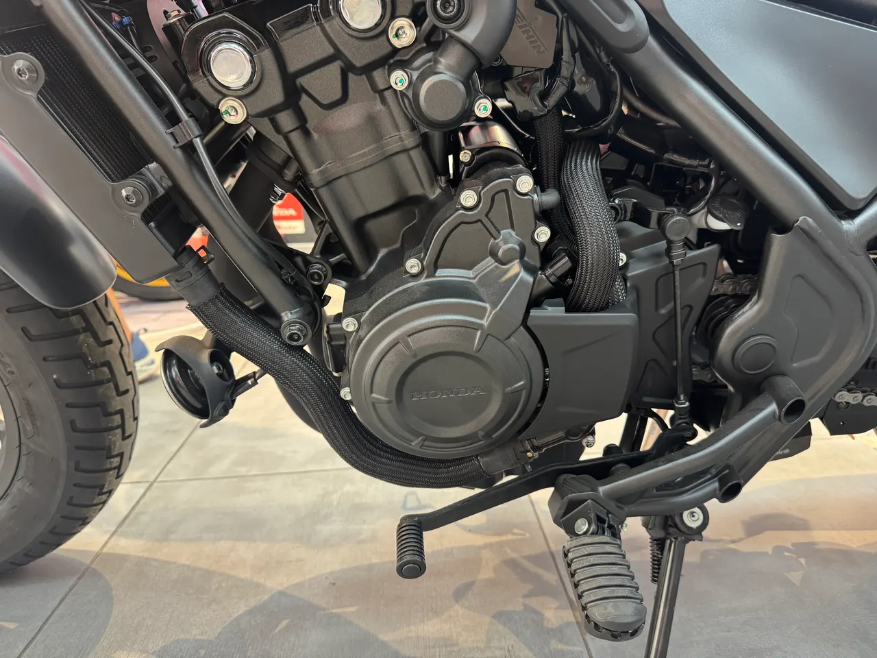 Detalle del motor de la Honda Rebel 500 en color gris mate metalizado