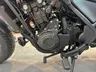Detalle del motor de la Honda Rebel 500 en color gris mate metalizado