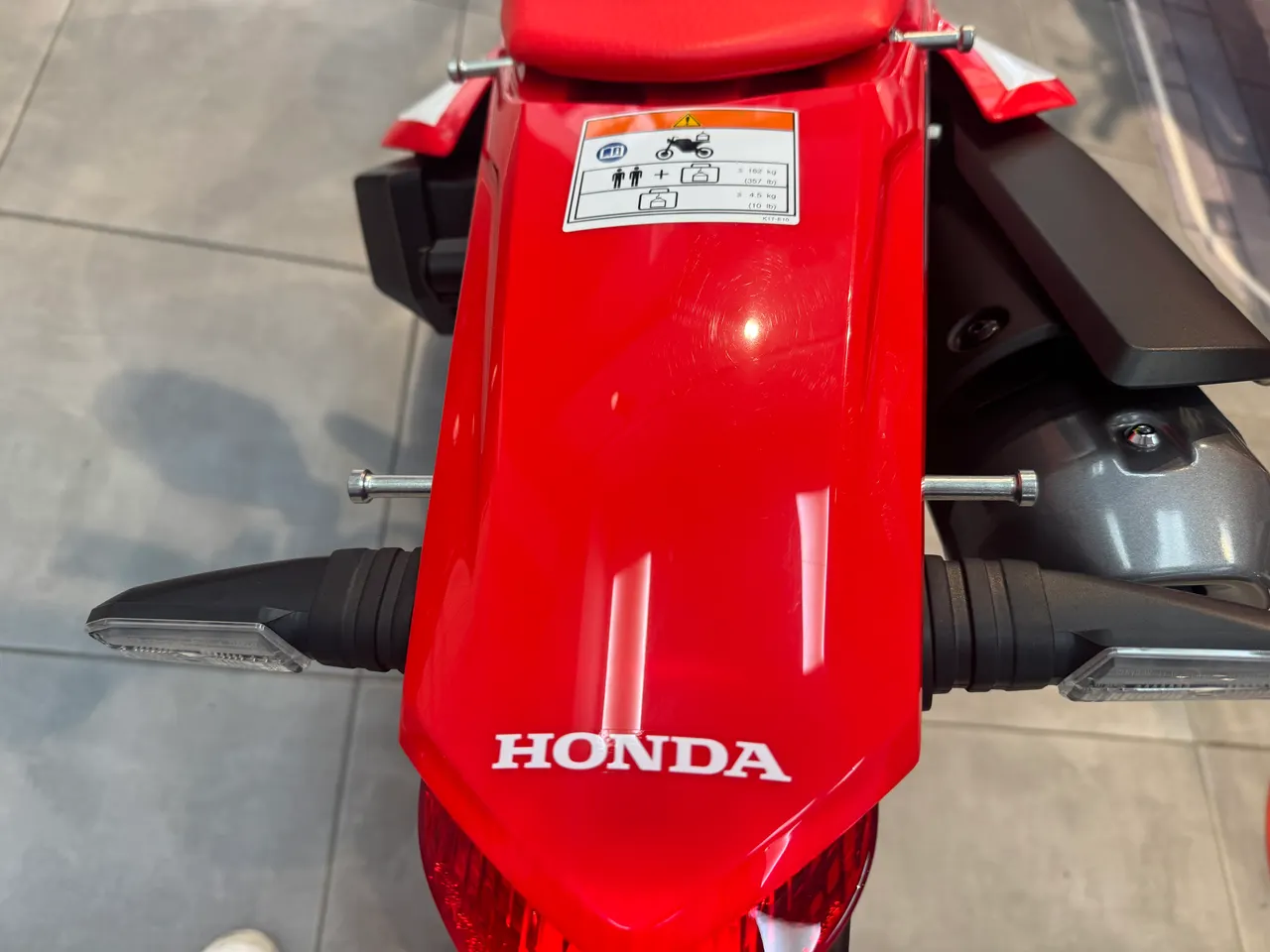 Guardabarros trasero Honda CRF300L con logotipo Honda