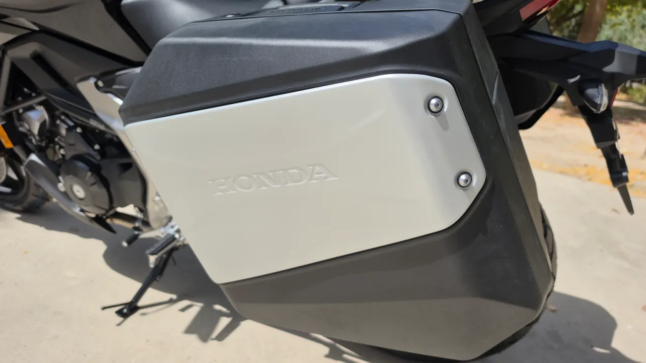 Maleta lateral plateada de Honda NC750X