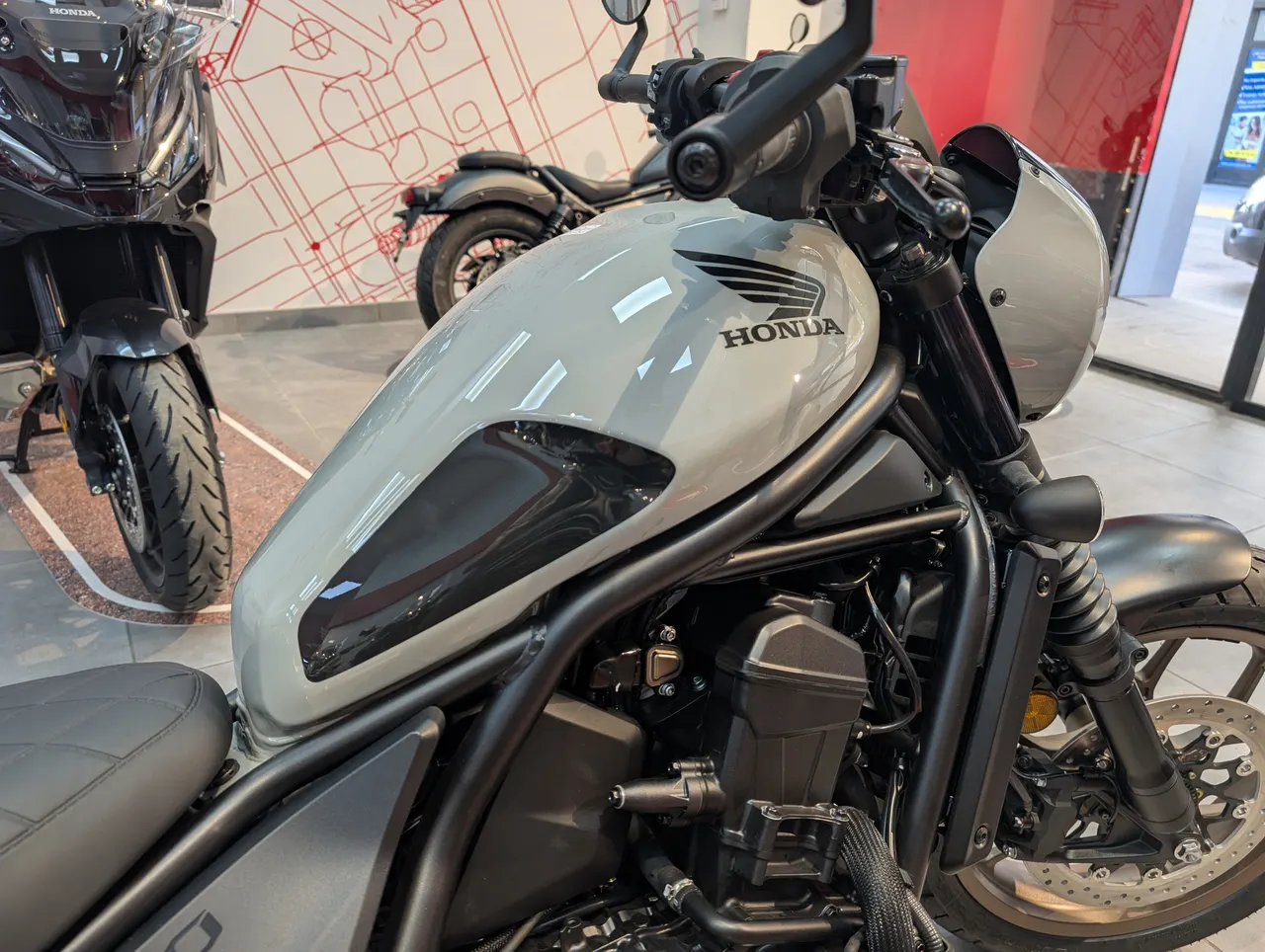 Honda CMX1100 Rebel Special Edition gris deep mud perlado en exposición