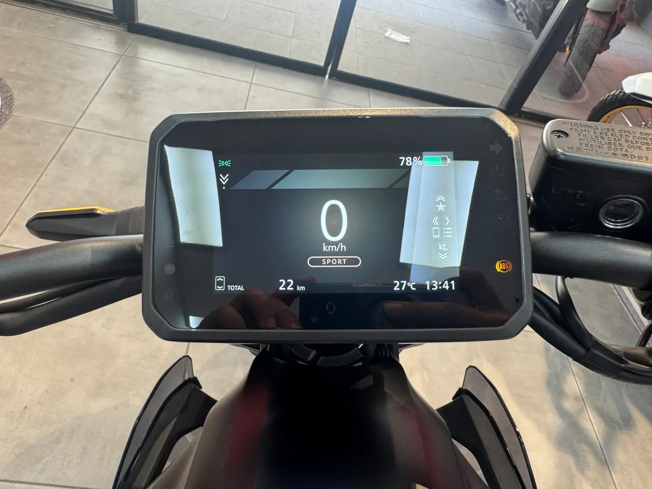 Pantalla digital de moto Honda WN7 en color negro