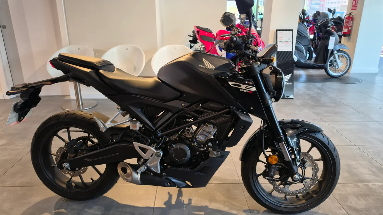 Honda CB125R negra en concesionario
