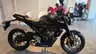 Honda CB125R negra en concesionario
