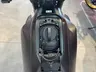 Compartimento de asiento abierto de una moto Honda WN7 negra graphite