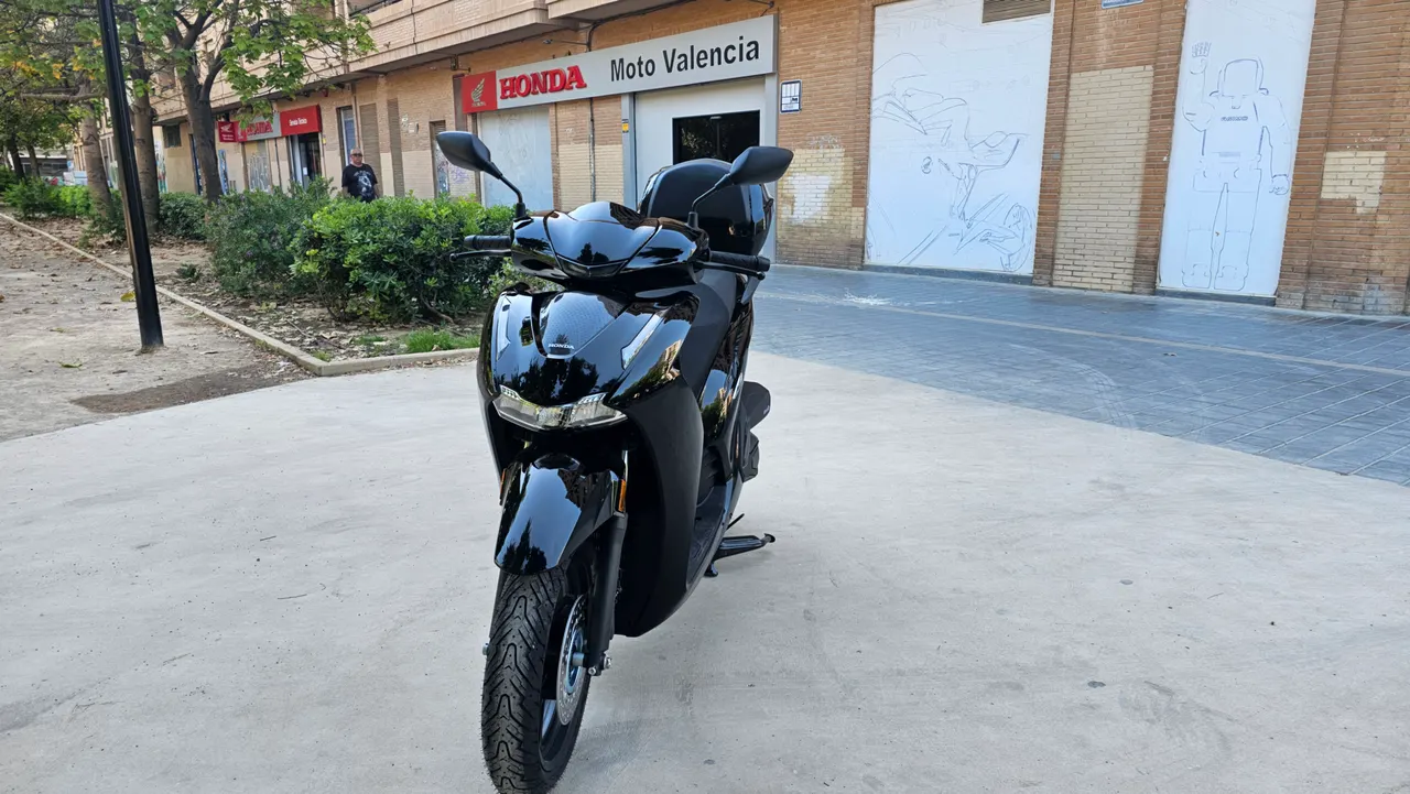 Scooter Honda SH350i negra aparcada en la calle