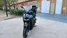 Scooter Honda SH350i negra aparcada en la calle