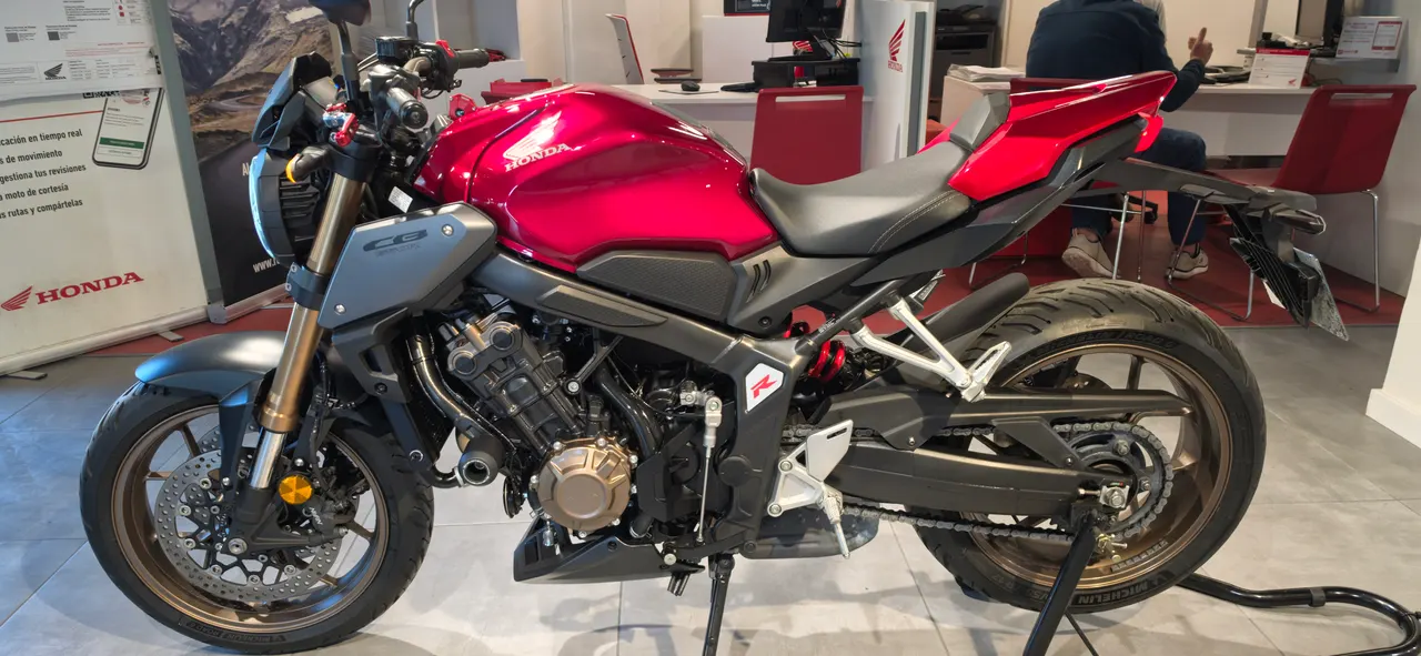 Honda CB650R roja en concesionario