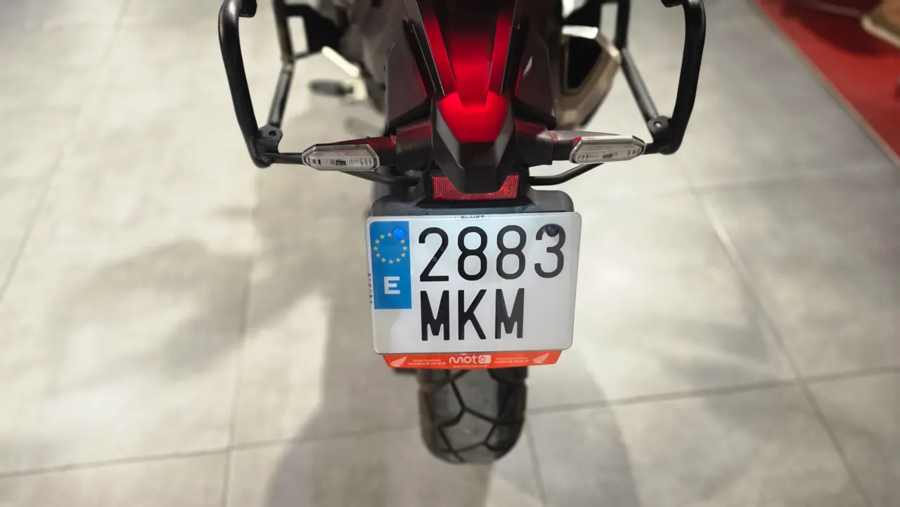 Vista trasera de una moto Honda X-ADV con matrícula española