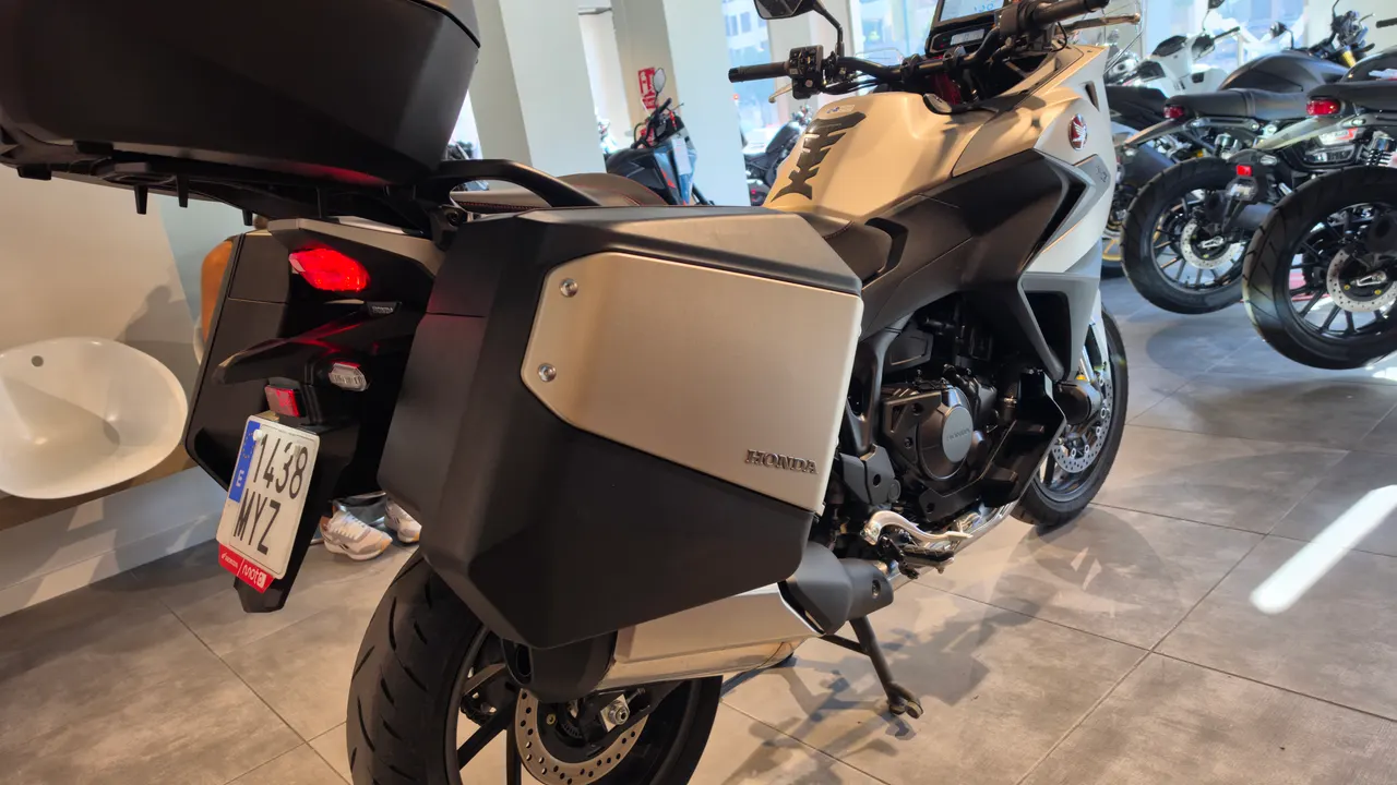 Vista trasera de una moto Honda NT1100 blanca con maletas laterales y superior