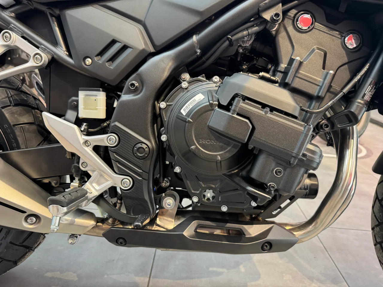 Motor y componentes laterales de la Honda NX500 E-Clutch
