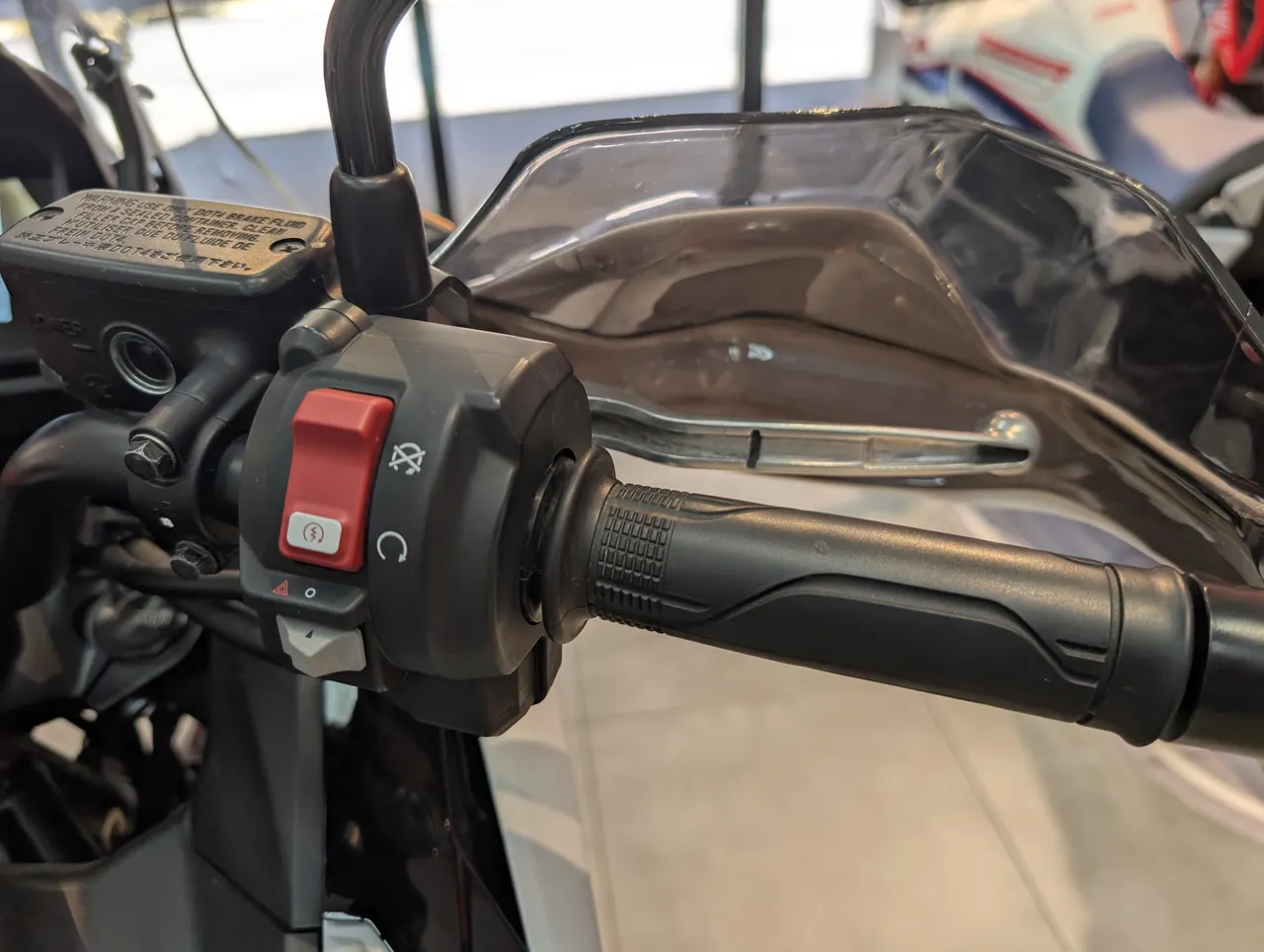 Detalle del manillar de una motocicleta NC750X de ocasion con los controles de encendido, intermitentes y puño de acelerador.