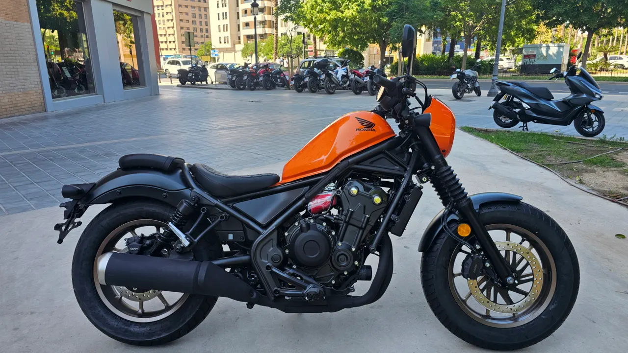 Honda CMX500 Rebel Special Edition naranja y negra aparcada en calle urbana