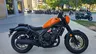 Honda CMX500 Rebel Special Edition naranja y negra aparcada en calle urbana