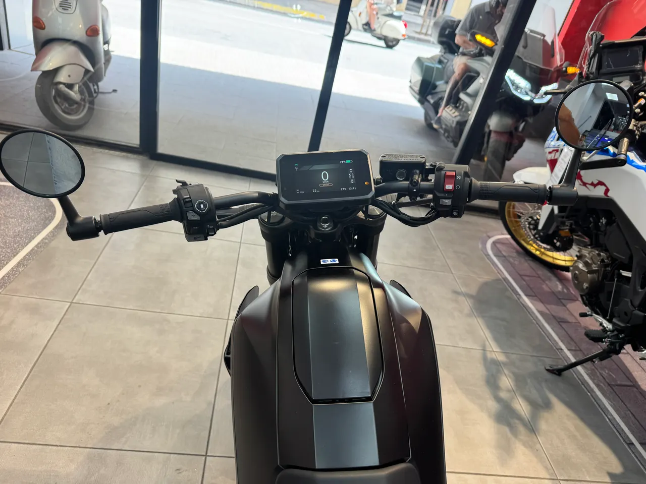 Manillar y pantalla digital de una moto Honda WN7 negra