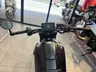 Manillar y pantalla digital de una moto Honda WN7 negra