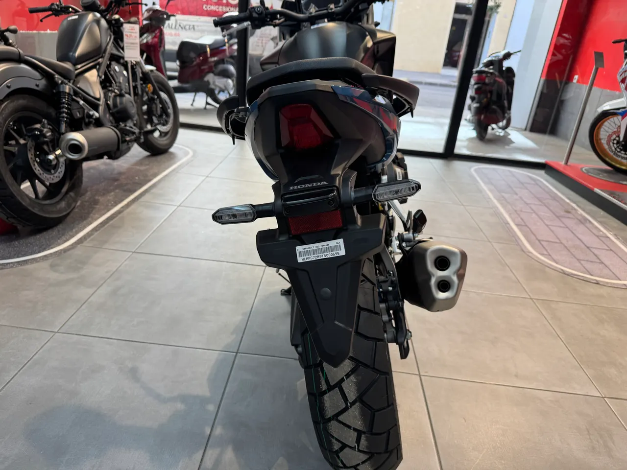 Vista trasera de la moto Honda NX500 E-Clutch en color oscuro