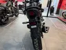 Vista trasera de la moto Honda NX500 E-Clutch en color oscuro