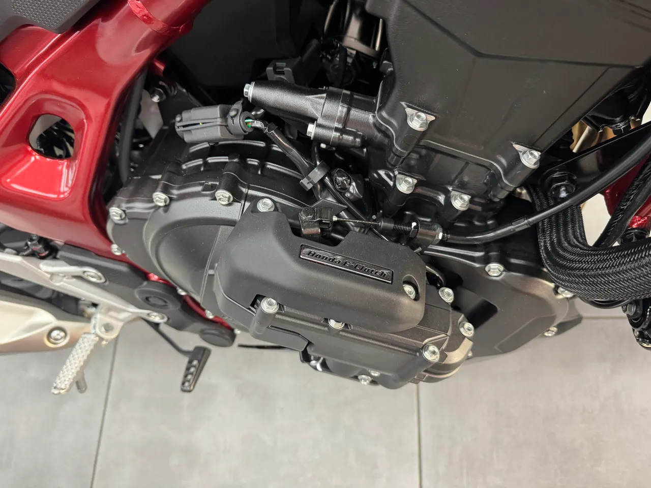 Motor de la Honda CB750 Hornet con chasis rojo