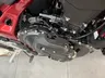 Motor de la Honda CB750 Hornet con chasis rojo