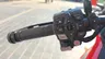Controles del manillar izquierdo de una Honda CRF1100L Africa Twin roja