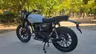 Honda GB350S azul en un parque