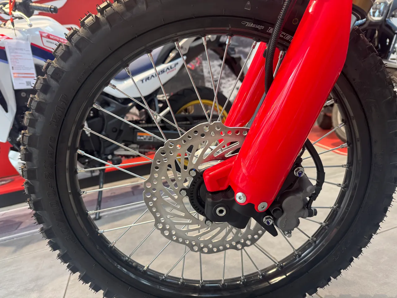 Rueda delantera, horquilla y freno de disco de una Honda CRF300L roja