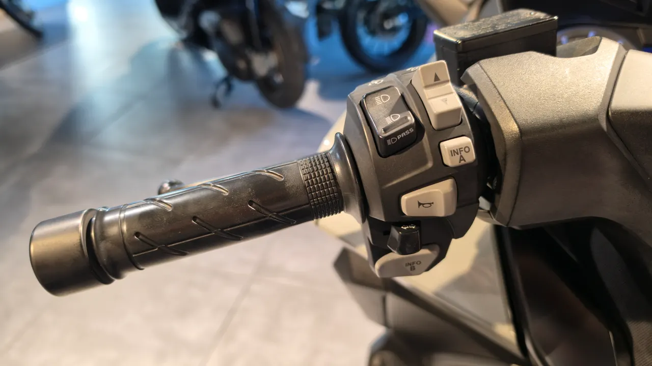 Manillar de la Honda Forza 125 con controles