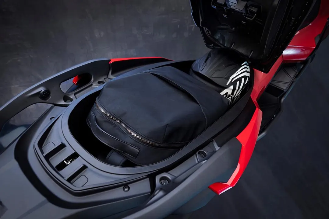 Compartimento de almacenamiento bajo el asiento de la Honda ADV 350 con una bolsa negra dentro