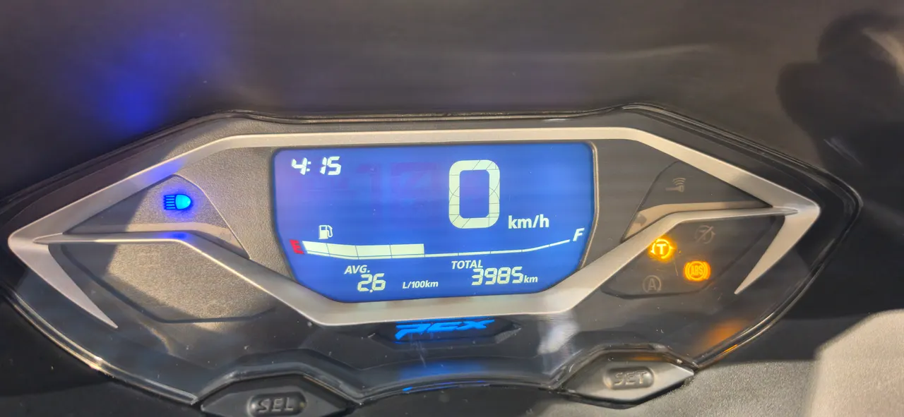 Cuadro de instrumentos digital de una Honda PCX 125