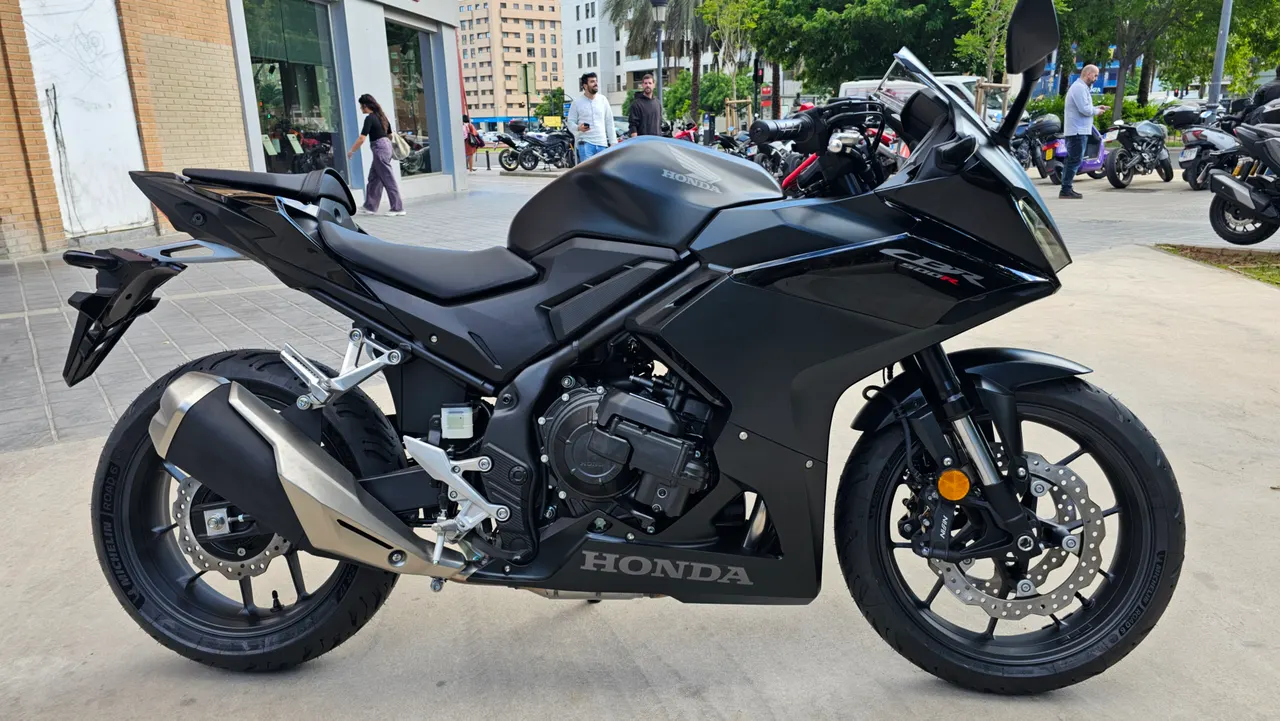 Honda CBR 500R negra en un entorno urbano