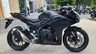 Honda CBR 500R negra en un entorno urbano