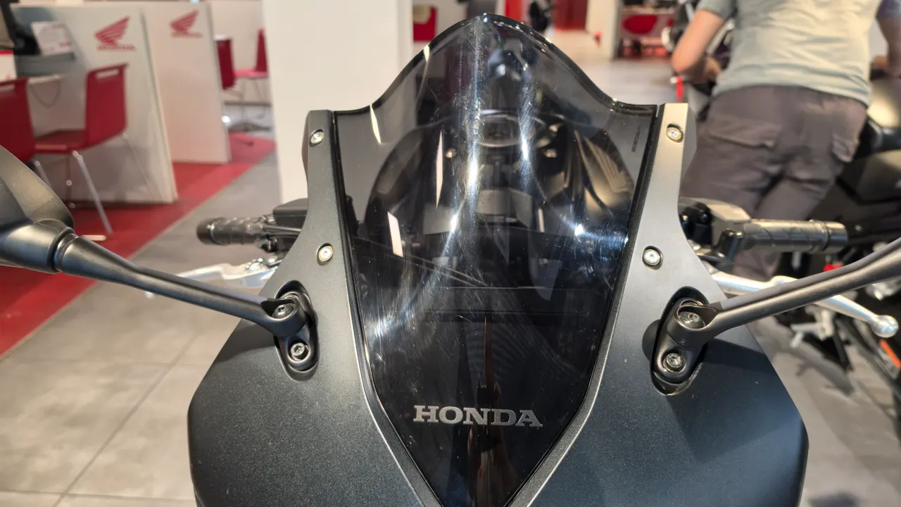 Vista frontal de una moto Honda CBR650R