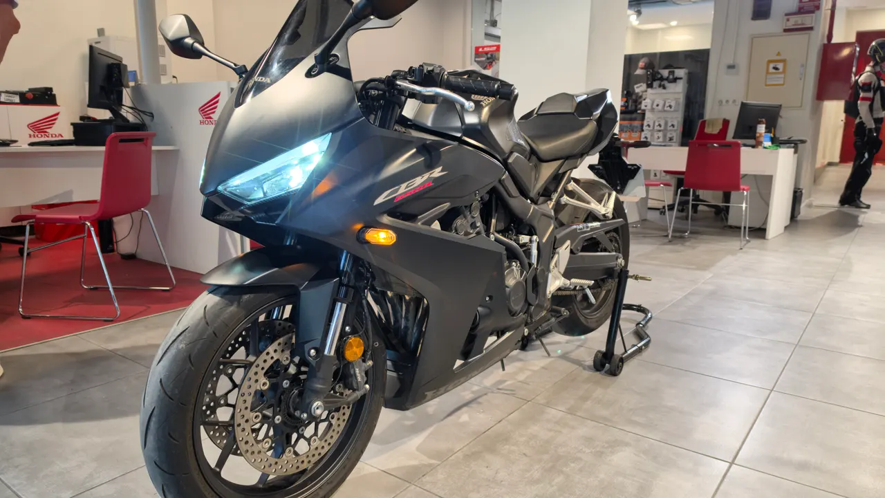 Honda CBR650R negra en concesionario