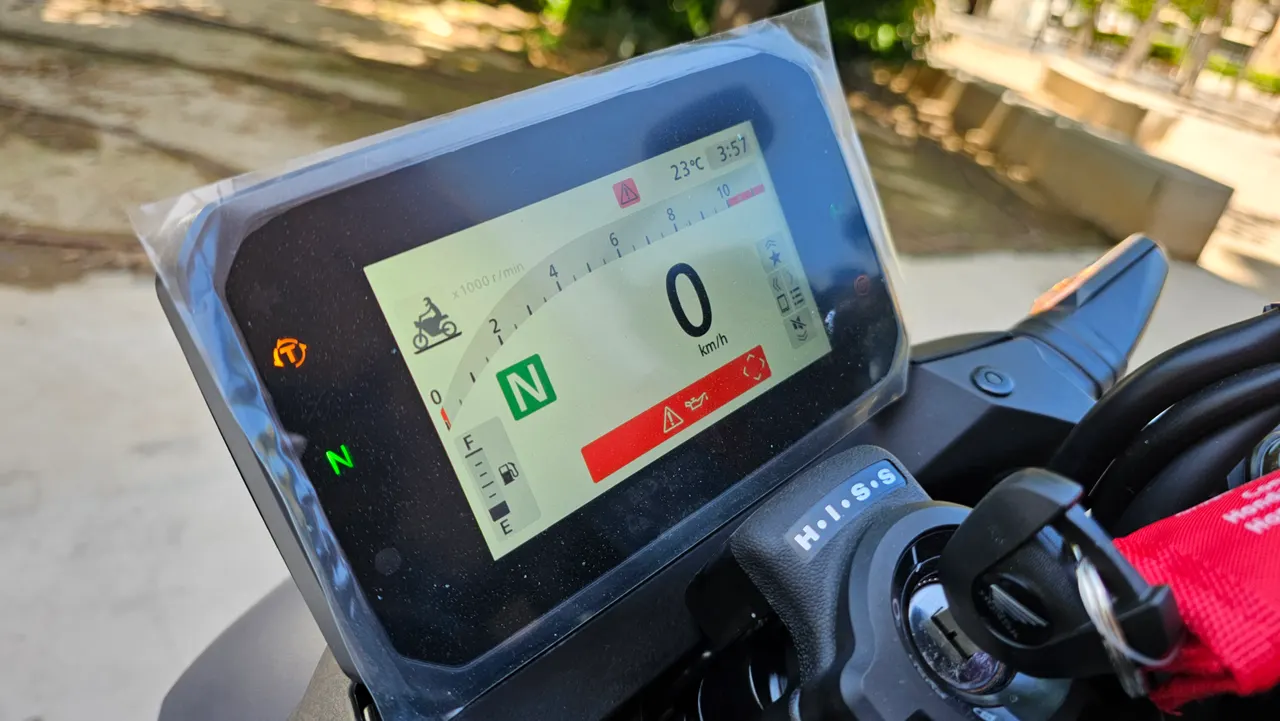 Panel de instrumentos digital de la Honda CB750 Hornet mostrando 0 km/h y marcha neutral.