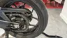 Detalle de la rueda trasera de una Honda CBR650R