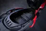 Maletero abierto de la Honda ADV 350 roja y negra