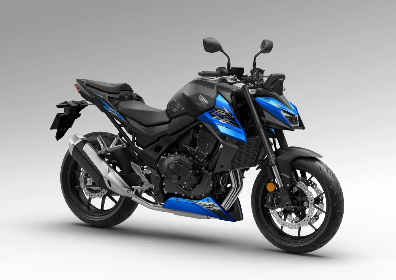 Honda CB750 Hornet azul y negra vista lateral