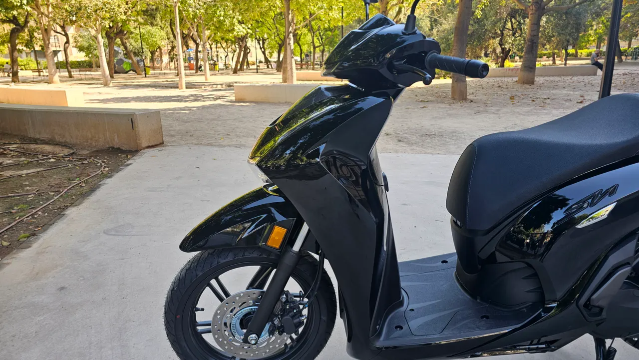 Scooter Honda SH350i negra en un parque