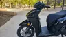 Scooter Honda SH350i negra en un parque