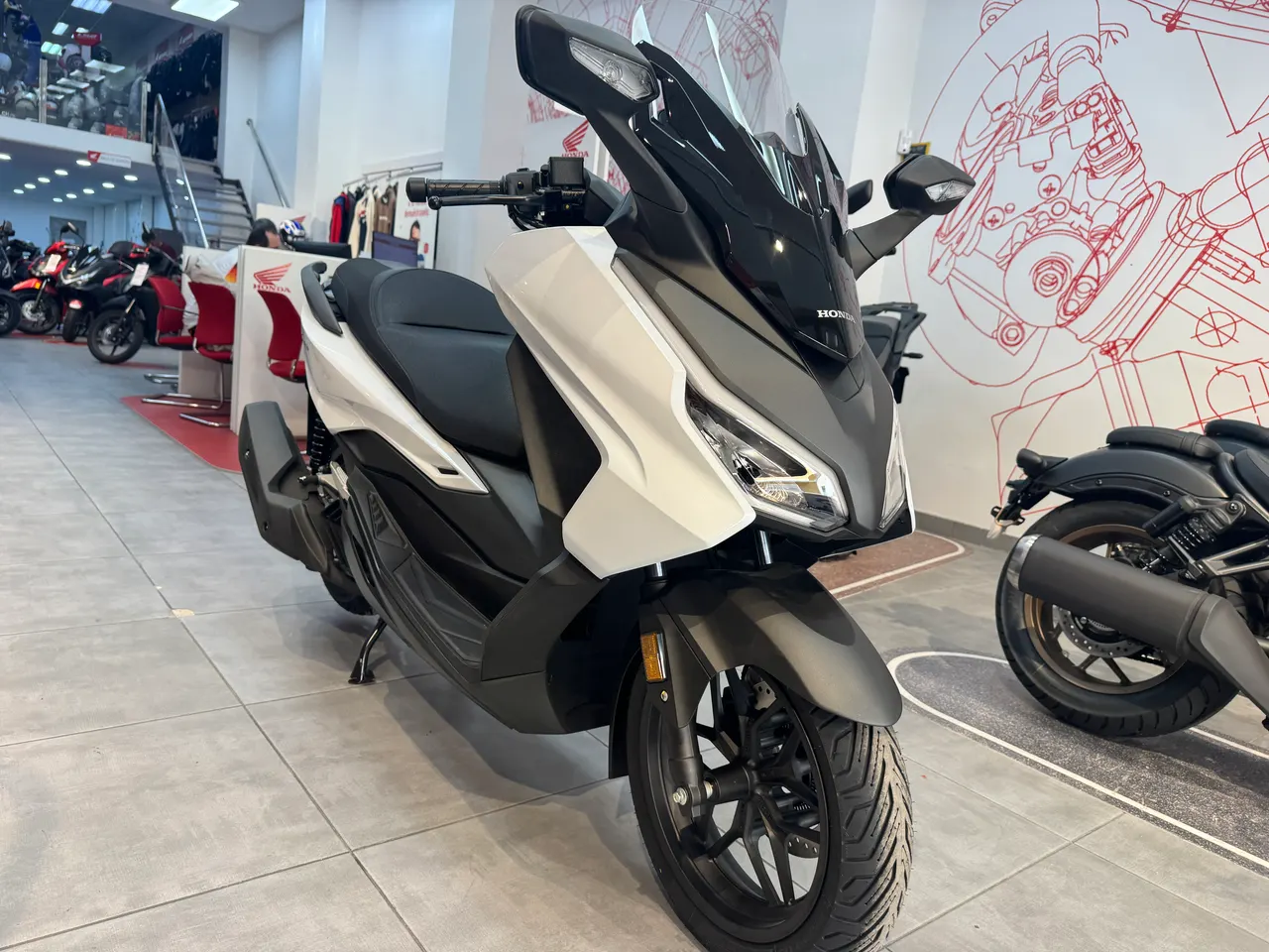Scooter Honda Forza 125 blanco en exposición