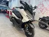 Scooter Honda Forza 125 blanco en exposición