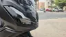 Detalle frontal de una moto Honda ADV 350 negra mate