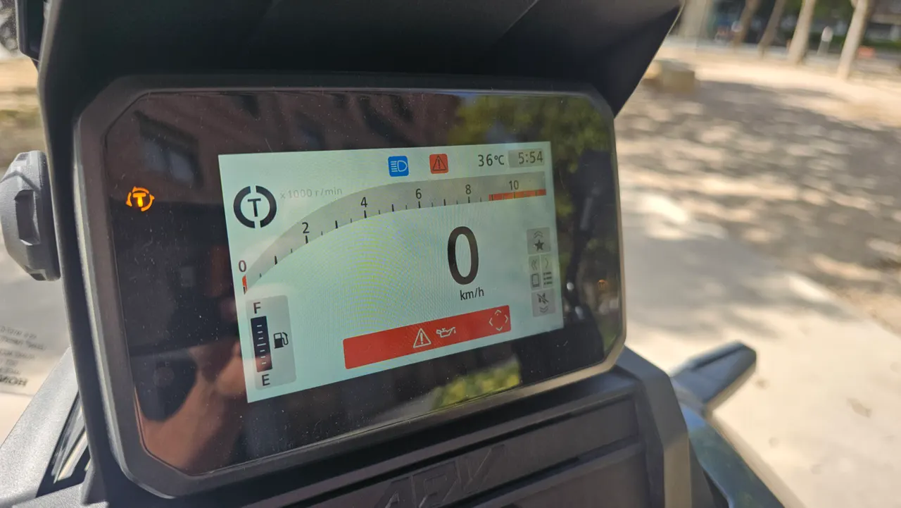 Panel de instrumentos digital de la Honda ADV 350 con velocidad y temperatura
