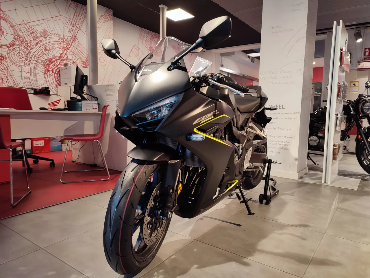Moto Honda CBR 650R negra gunpowder mate