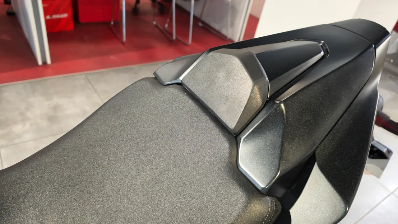 Detalle del asiento trasero de una moto Honda CBR650R